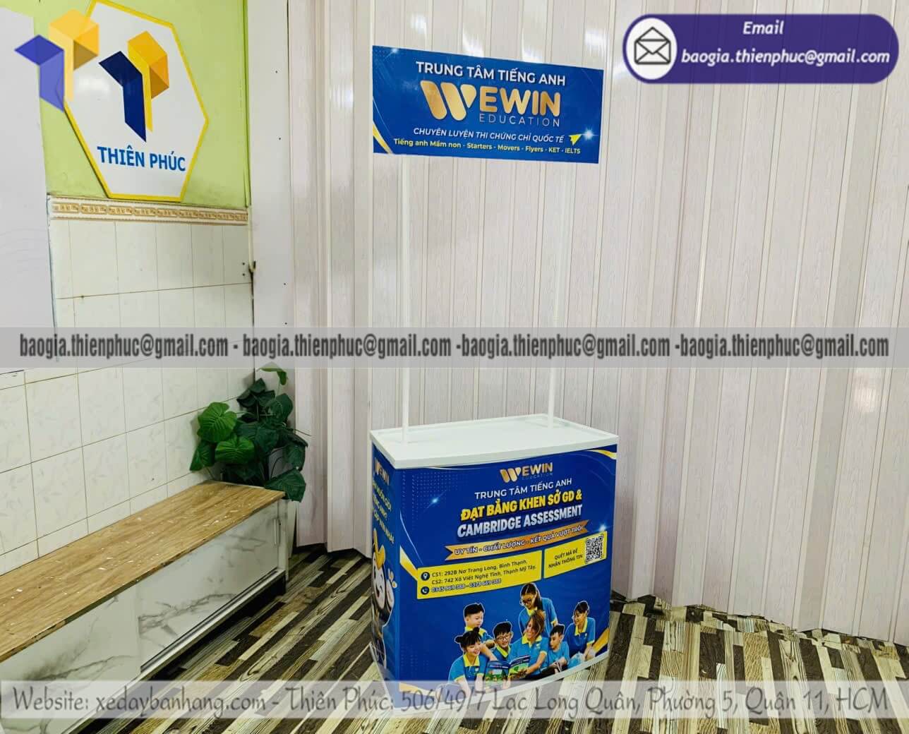 Booth nhựa cho nhân viên PG sampling quảng cáo logo thương hiệu cực chất