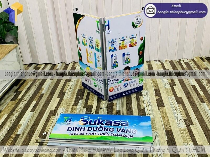 Booth trưng bày phát hàng dùng thử bằng sắt marketing tăng tỷ lệ chuyển đổi