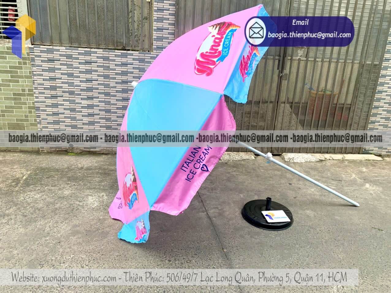 Đặt in dù tròn quảng cáo thương hiệu lớn ngoài trời logo nổi bật để khách dễ nhớ