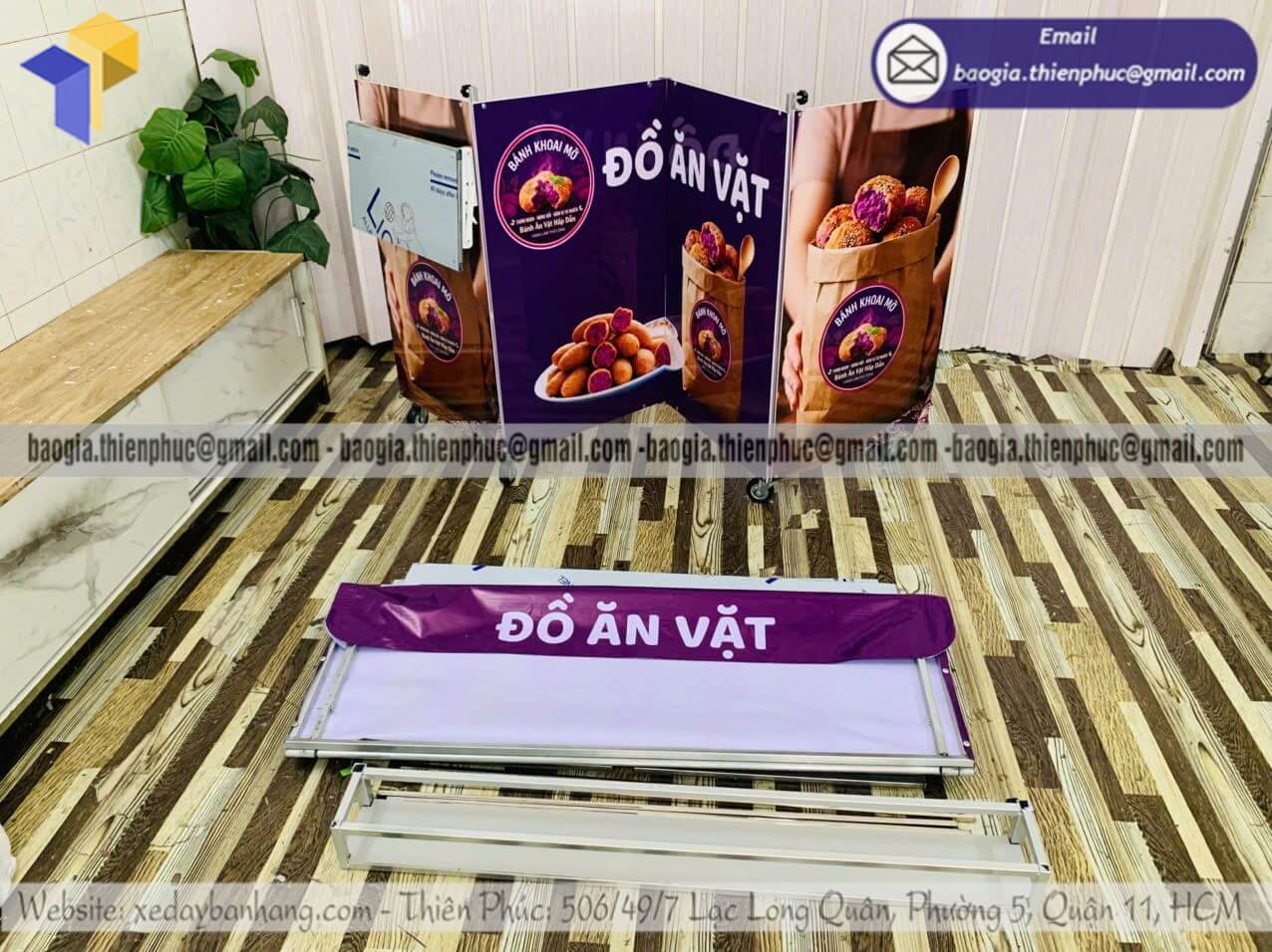 Đặt xe xếp để đồ ăn vặt bán hàng rong có mái che logo menu thương hiệu
