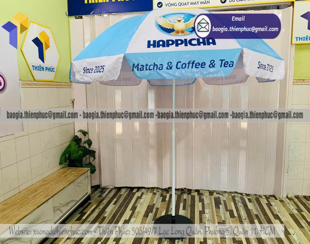 Dù tròn che quán cafe ngoài trời in logo quảng cáo