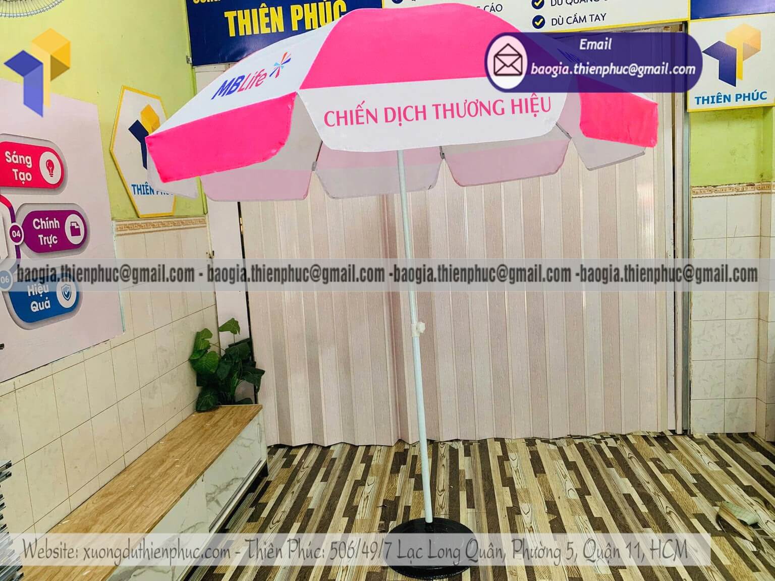 Dù tròn quảng cáo in logo chịu gió chất lượng cao phù hợp quán cafe chill không gian mở