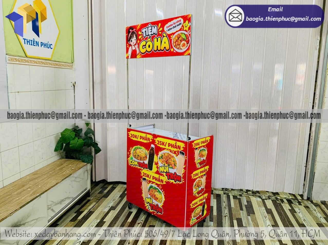 Giá xe lắp ráp bán cơm trộn hàng rong xếp gọn trước cổng trường đông khách dễ bán