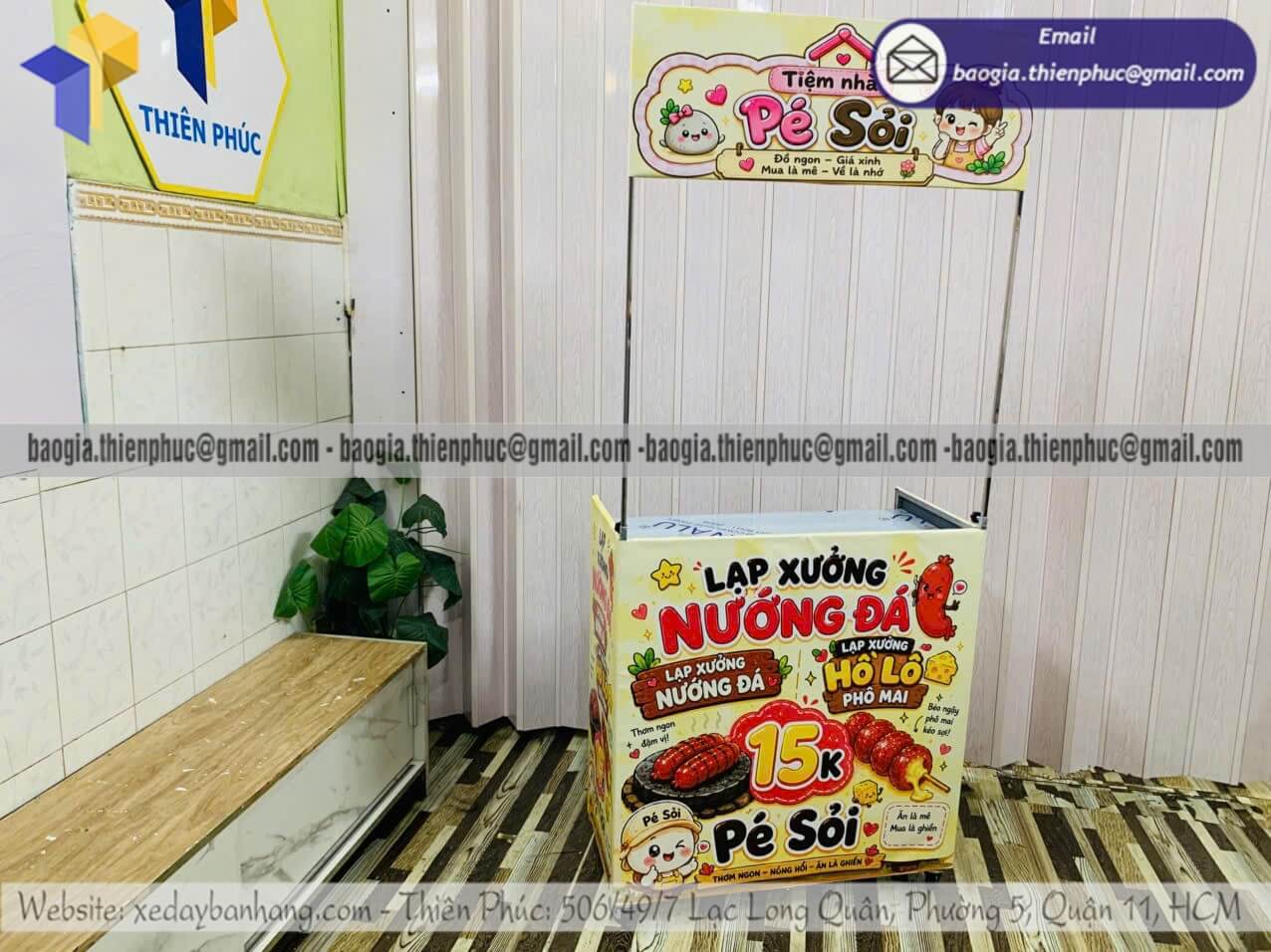 Mẫu xe xếp bán lạp xưởng nướng đá vỉa hè đẹp kết hợp bán trực tiếp