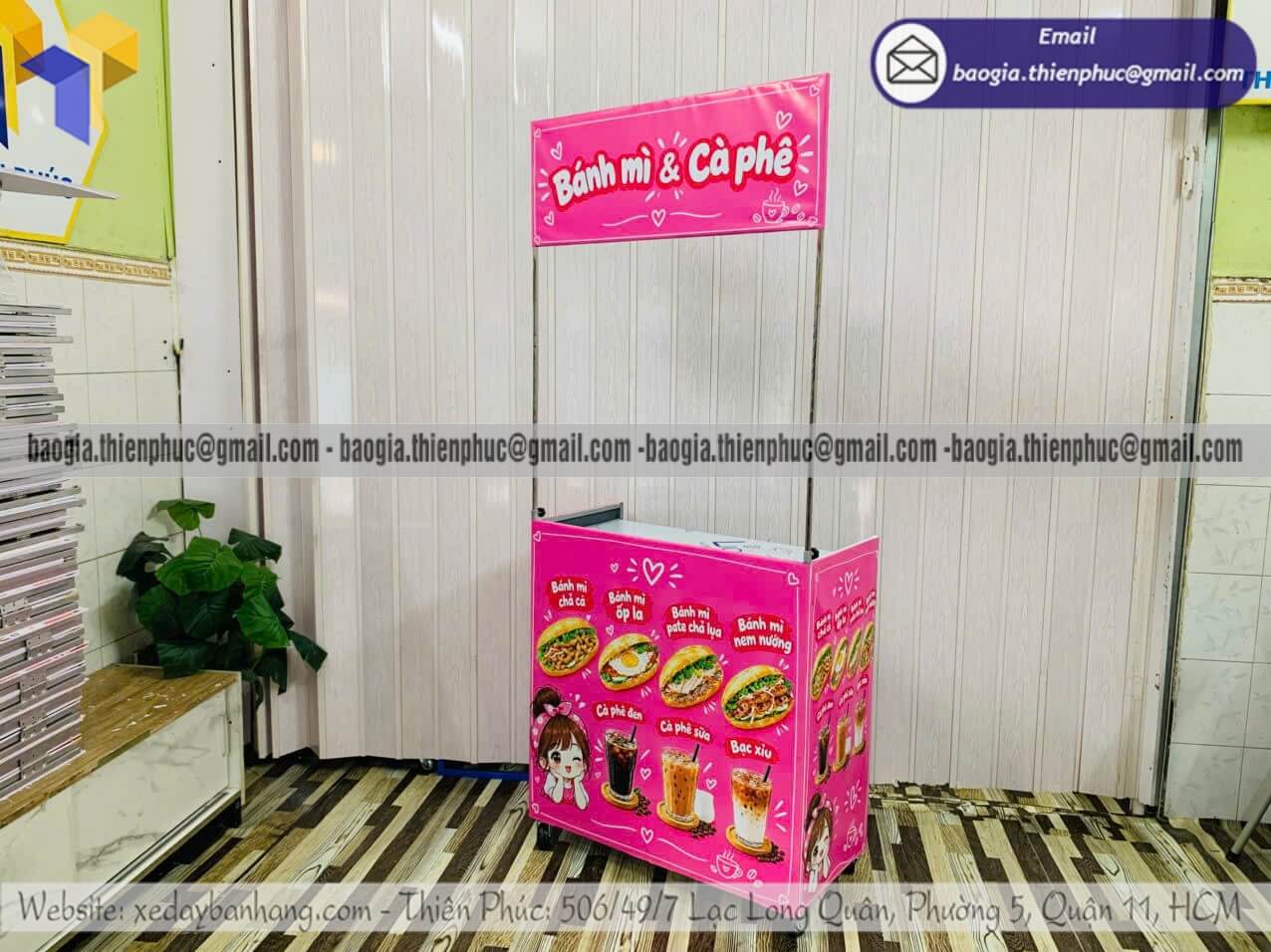 Quầy khung sắt ốp bạt bán bánh mì xếp gọn lề đường người mới tập tành kinh doanh đồ ăn
