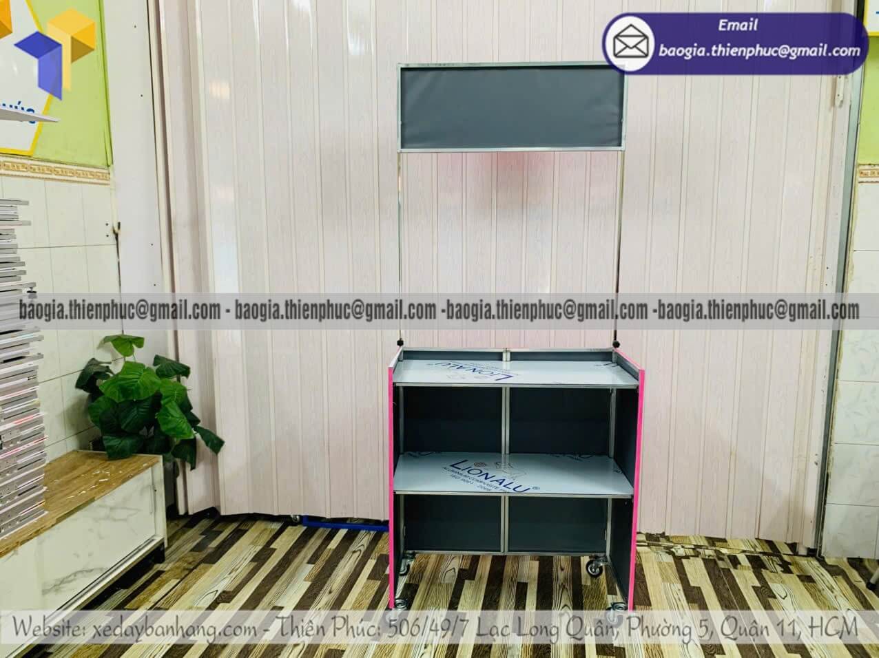 Quầy khung sắt ốp bạt bán bánh mì xếp gọn lề đường in logo tên quán riêng