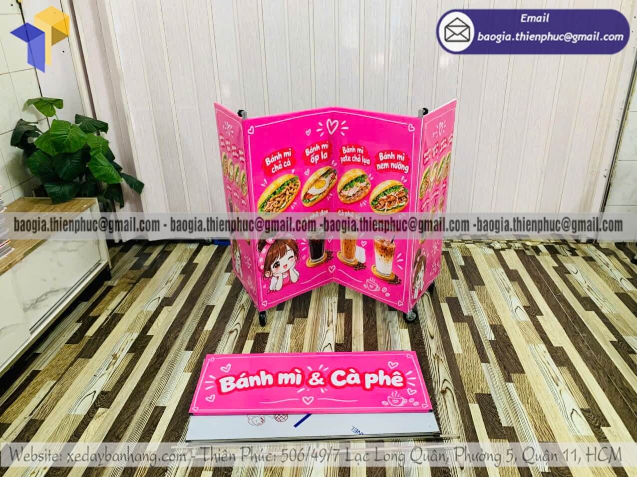 Quầy khung sắt ốp bạt bán bánh mì xếp gọn lề đường đồ ăn sáng thịt nướng