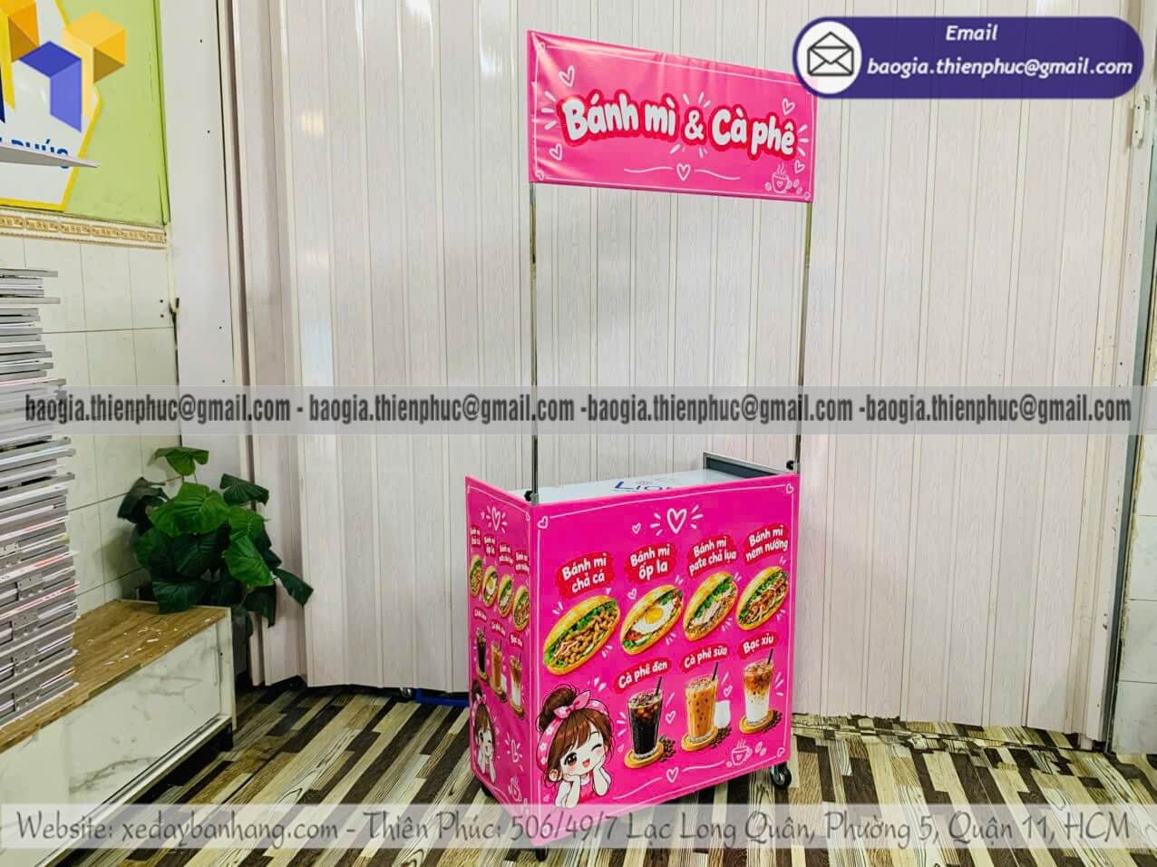 Quầy khung sắt ốp bạt bán bánh mì xếp gọn lề đường in hình món ăn bắt mắt