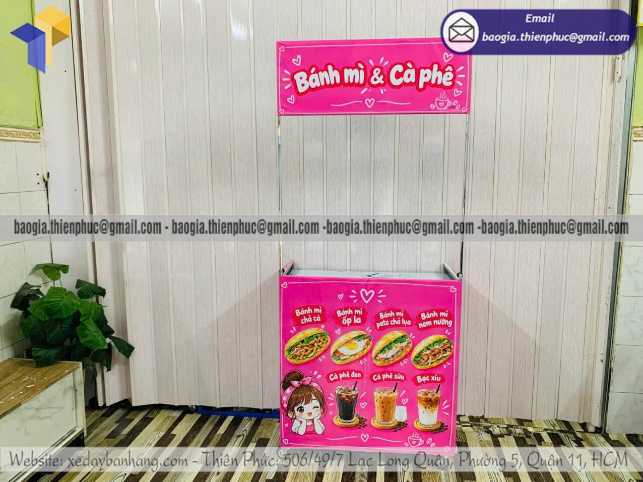 Quầy khung sắt ốp bạt bán bánh mì xếp gọn lề đường
