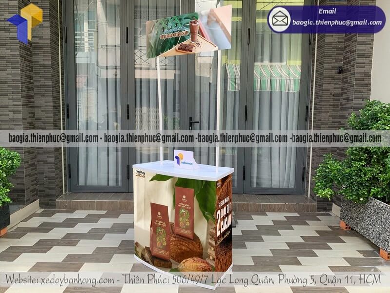 Quầy nhựa sampling bán hàng ngoài trời cho PG giá 900k đến 1tr branding cực mạnh