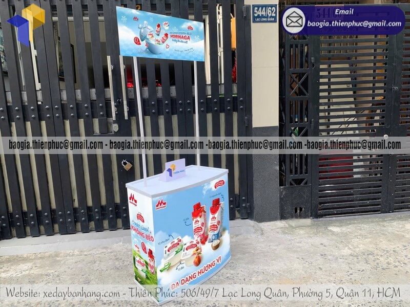 Quầy tiếp thị bằng nhựa phát sample tại siêu thị giá rẻ 1 triệu hottrend