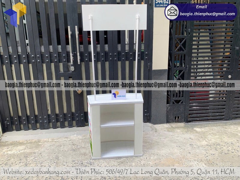 Quầy tiếp thị bằng nhựa phát sample tại siêu thị quảng cáo di động hottrend bán lẻ