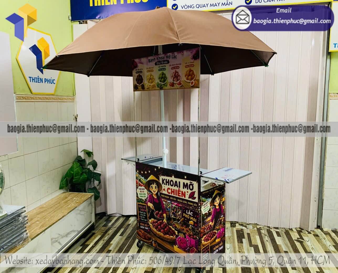 Quầy xếp gọn bán bánh khoai mỡ có thêm dù che mở cửa nhà tiện lợi