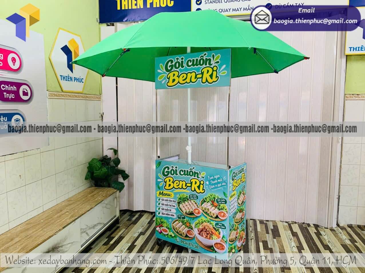 Quầy xếp gọn bán món ăn vặt lắp ráp dựng bán vỉa hè trước nhà khu phố đông người