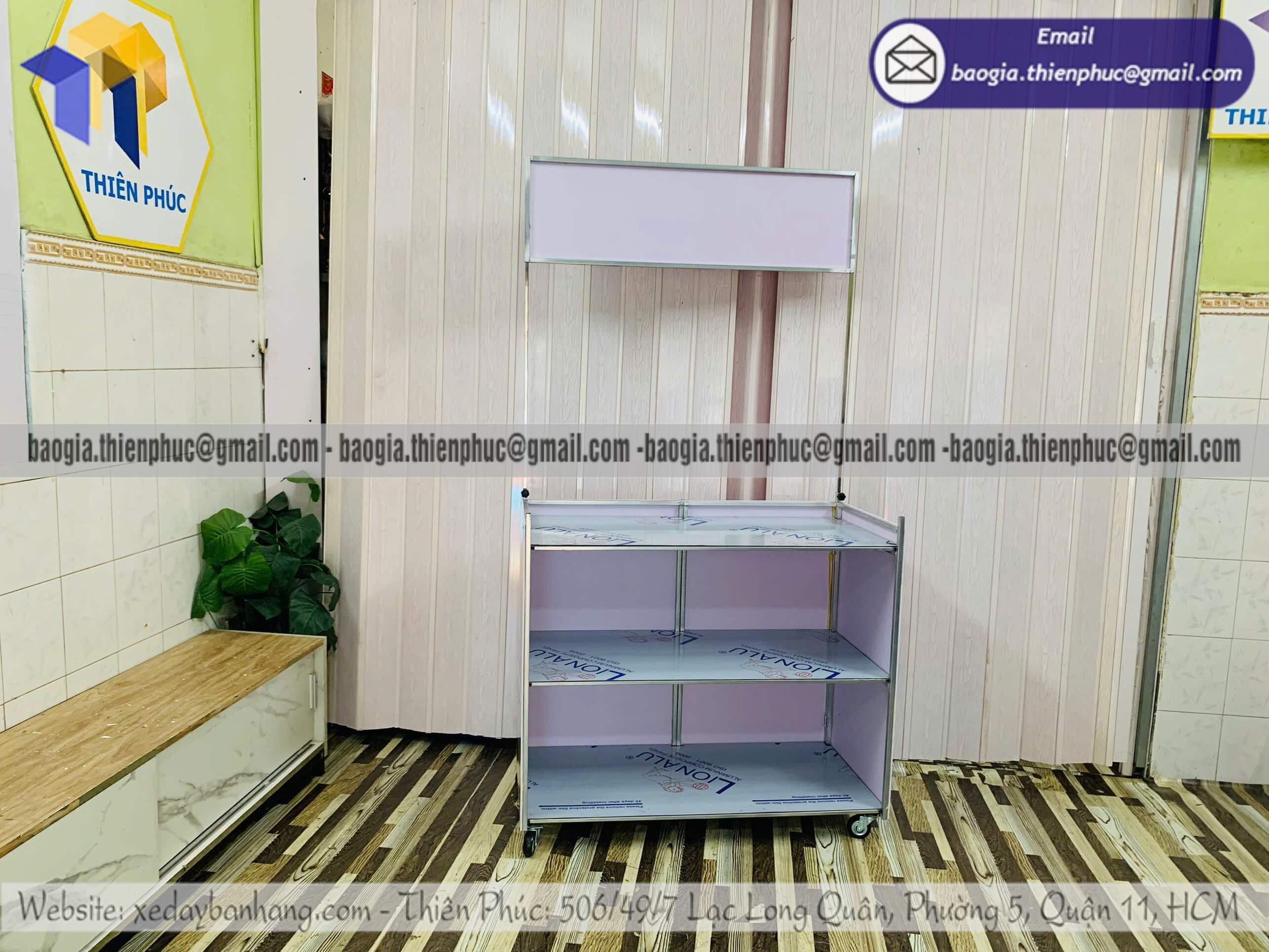 Xe lắp ráp bán bánh dạo trên lề đường xếp gọn đồ ăn nhanh ngoài trời