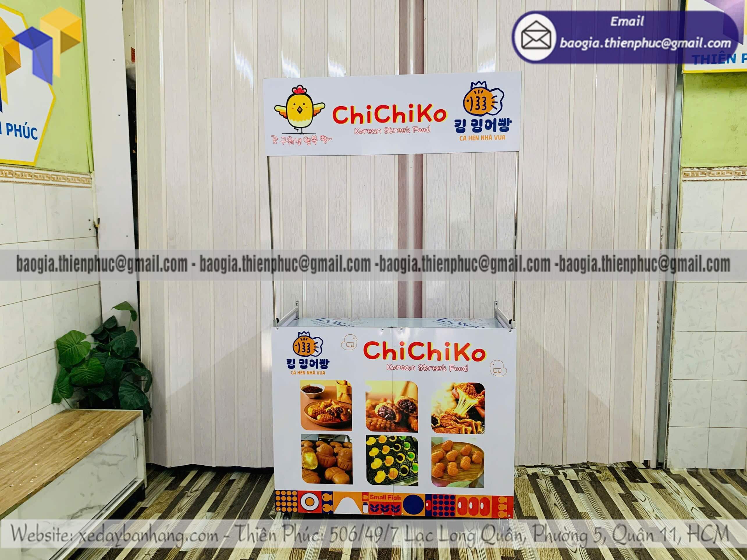 Xe lắp ráp bán bánh dạo trên lề đường xếp gọn