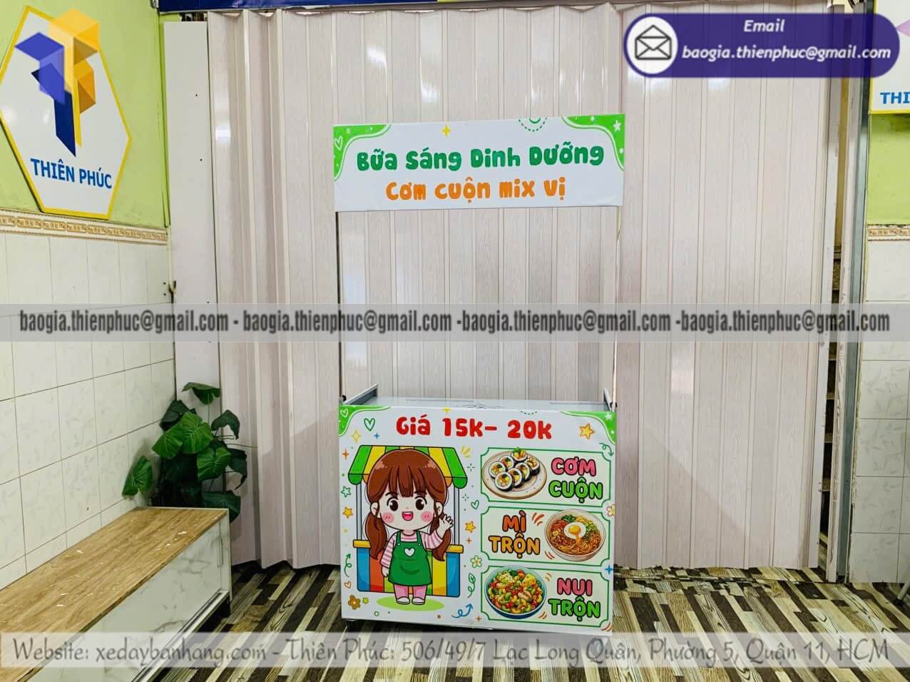 Xe xếp bán cơm cuộn lắp ráp bán ngoài đường