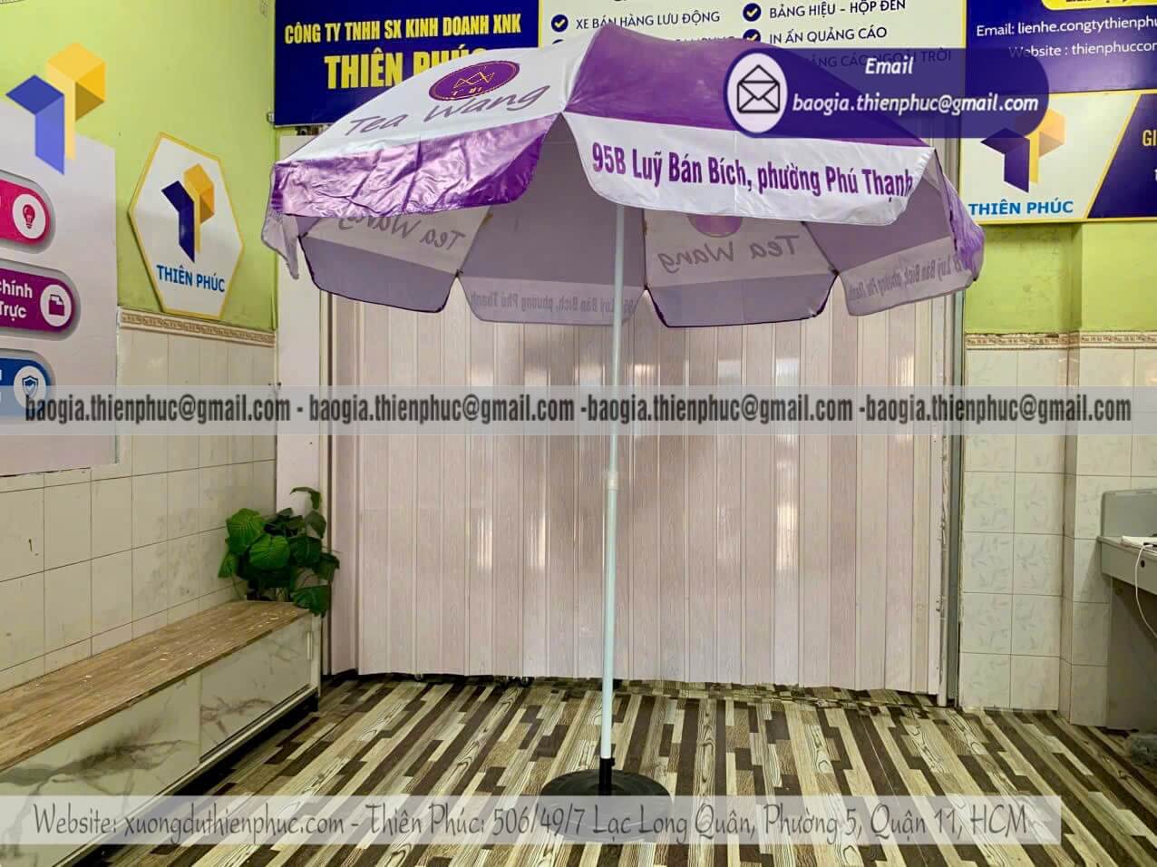 Xưởng in logo dù che mưa quảng cáo dựng ngoài trời cho team bán hàng
